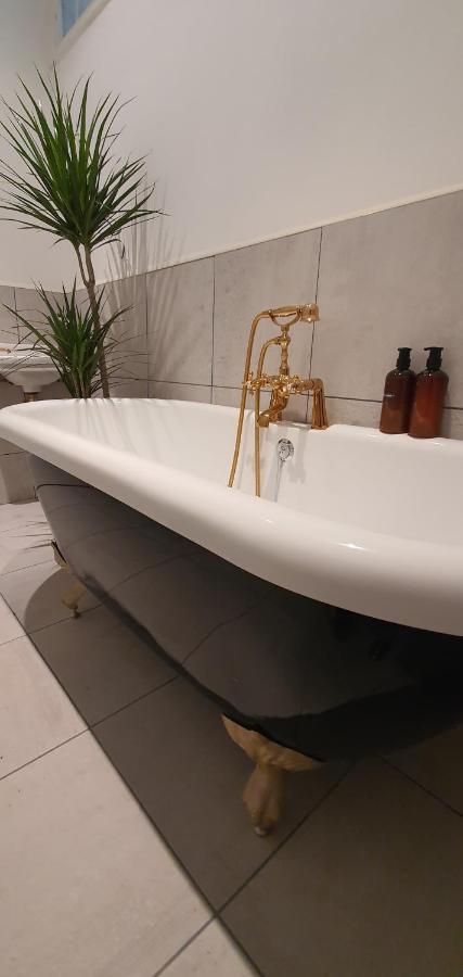 Elegant 5 Bed 4 Bath 'Vogue House' Parisian Style Home Margate Eksteriør bilde